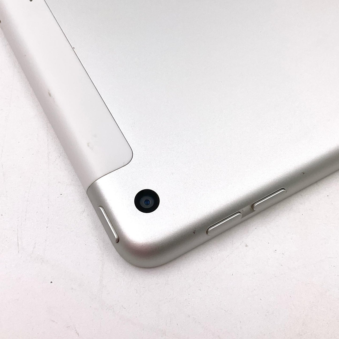 【全額返金保証】【最速発送】Apple iPad iPad 10.2インチ 第7世代 32GB シルバー WiFi+Cellular Softbank 白ロム 動作確認済