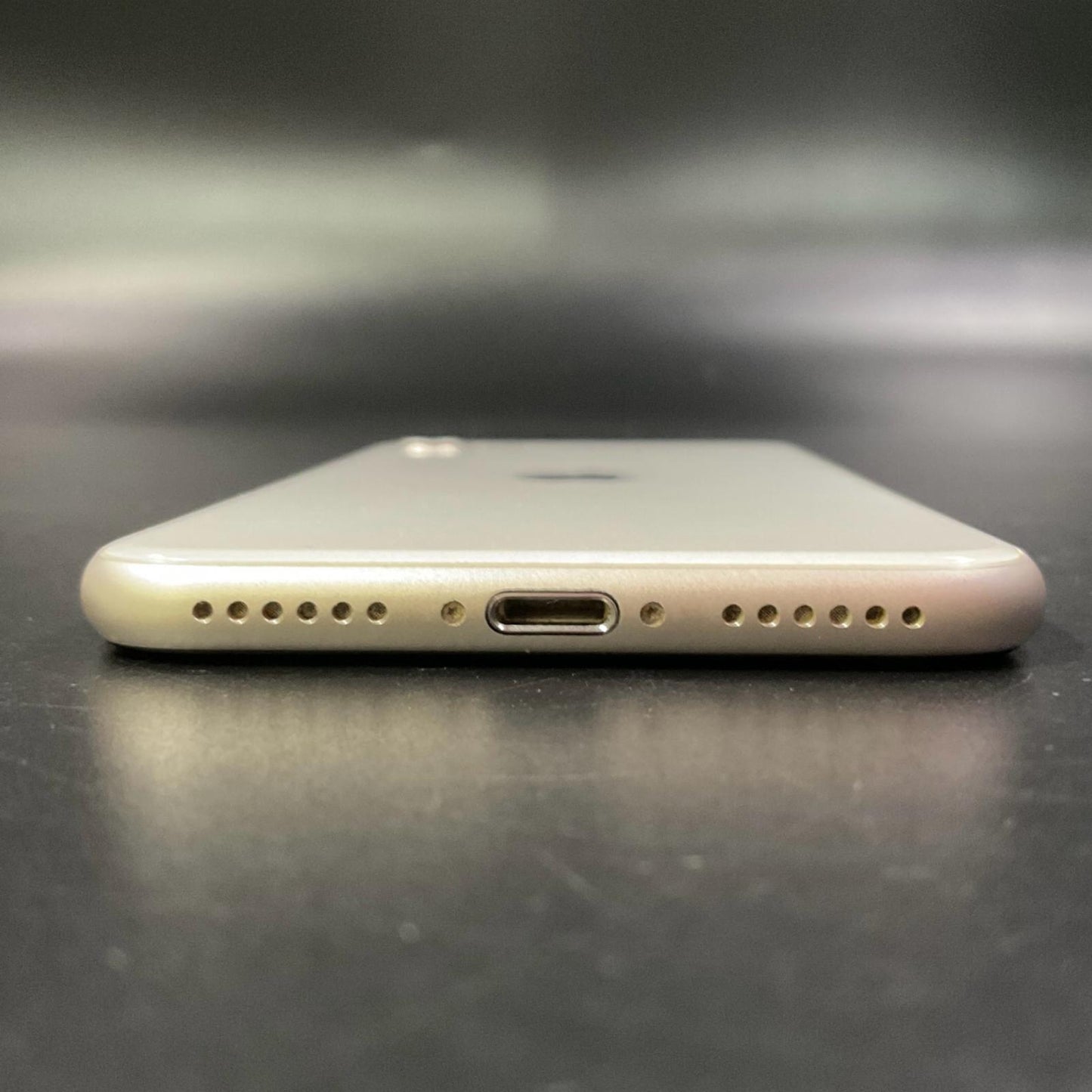 【全額返金保証】【最速発送】Apple iPhone iPhone SE（第3世代） 64GB スターライト Softbank 白ロム 動作確認済 83%