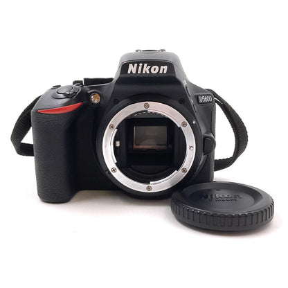 【全額返金保証】【最速発送】Nikon デジタル一眼 D5600 ダブルズームキット ブラック 美品 動作確認済