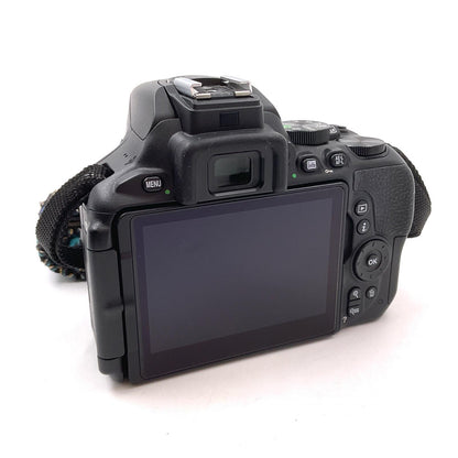 【全額返金保証】【最速発送】Nikon デジタル一眼 D5600 ダブルズームキット ブラック 美品 動作確認済