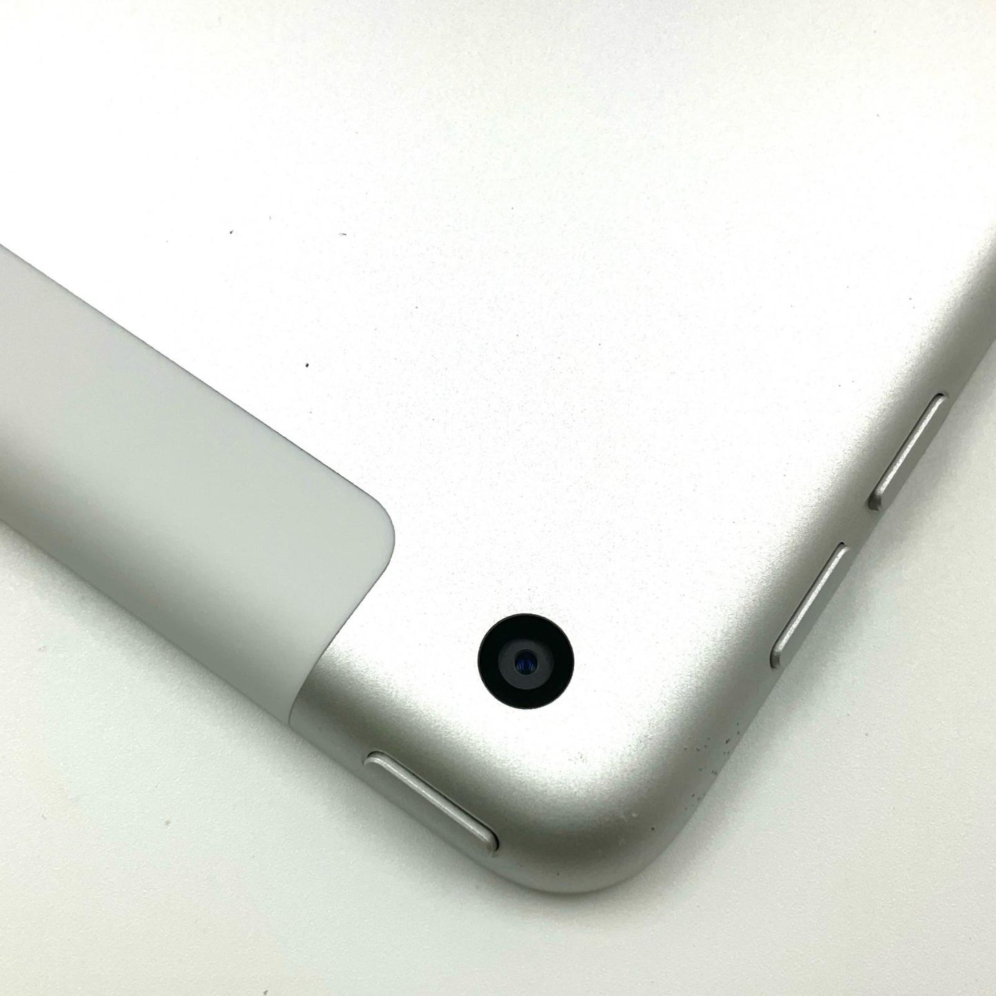 【全額返金保証】【最速発送】Apple iPad iPad 10.2インチ 第9世代 64GB シルバー WiFi+Cellular au 白ロム 美品 動作確認済