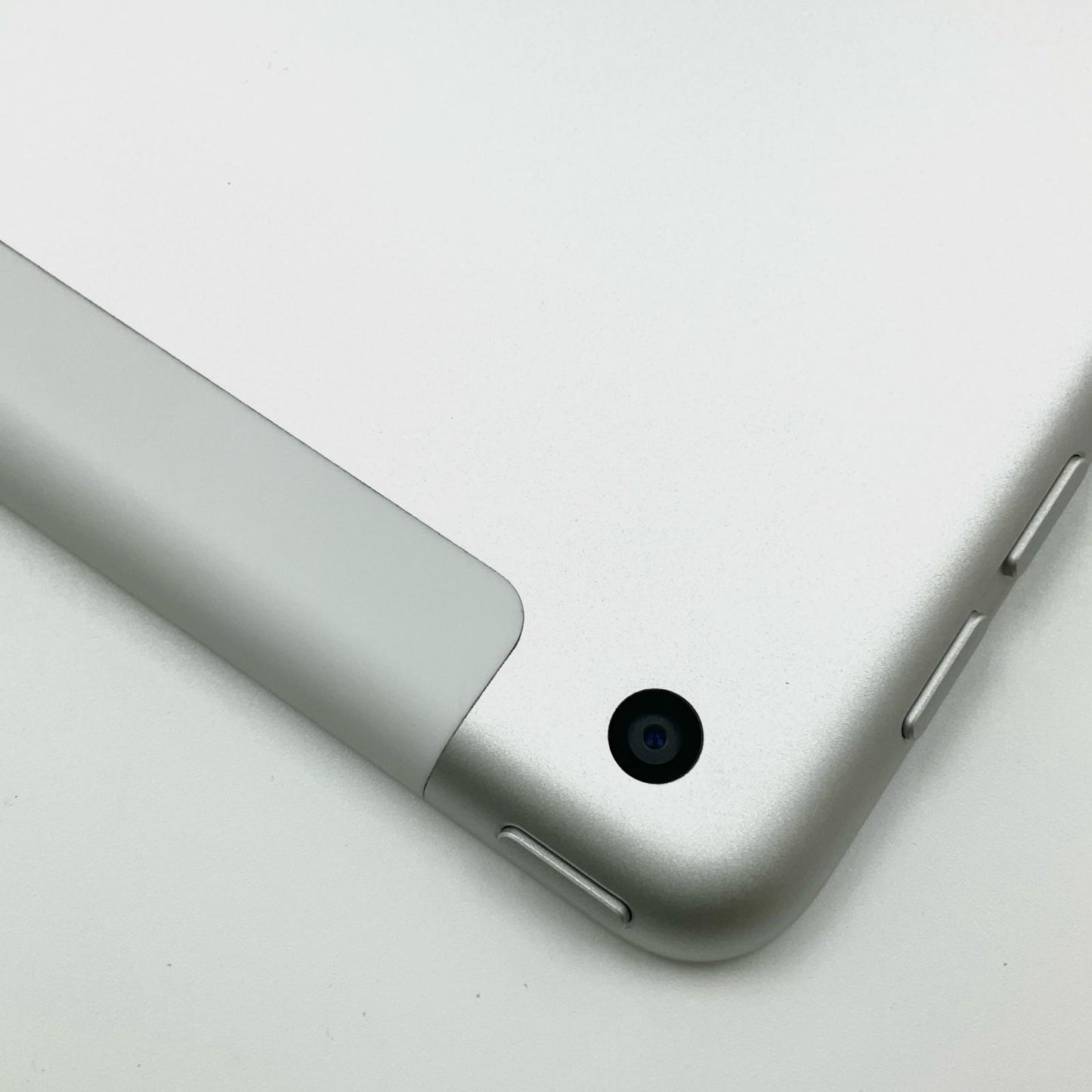 【全額返金保証】【最速発送】Apple iPad iPad 10.2インチ 第9世代 64GB シルバー WiFi+Cellular au 白ロム 動作確認済