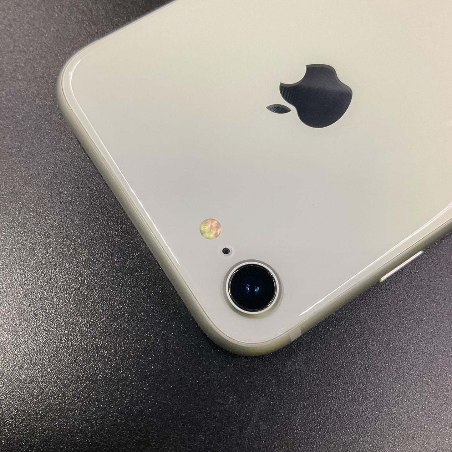 【全額返金保証】【最速発送】Apple iPhone iPhone 8 64GB シルバー docomo 白ロム 動作確認済 84%