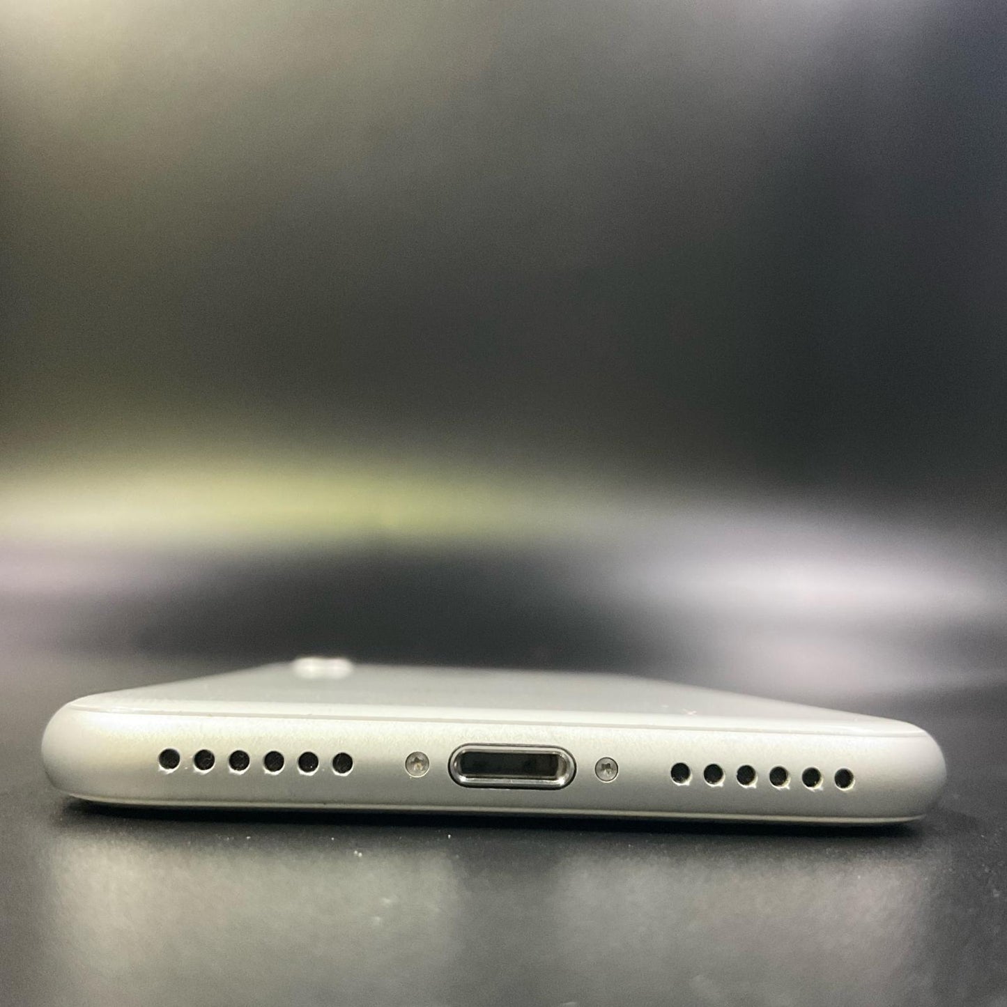 【全額返金保証】【最速発送】Apple iPhone iPhone 8 64GB シルバー docomo 白ロム 動作確認済 84%