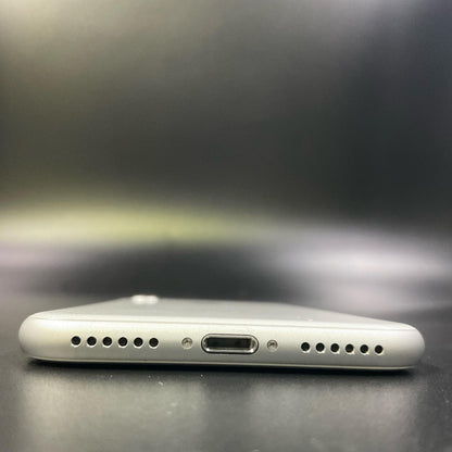 【全額返金保証】【最速発送】Apple iPhone iPhone 8 64GB シルバー docomo 白ロム 動作確認済 84%