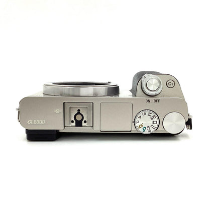 【全額返金保証】【最速発送】Sony デジタル一眼 α6000 ILCE-6000 ボディ [シルバー] 動作確認済