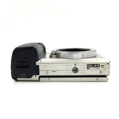 【全額返金保証】【最速発送】Sony デジタル一眼 α6000 ILCE-6000 ボディ [シルバー] 動作確認済