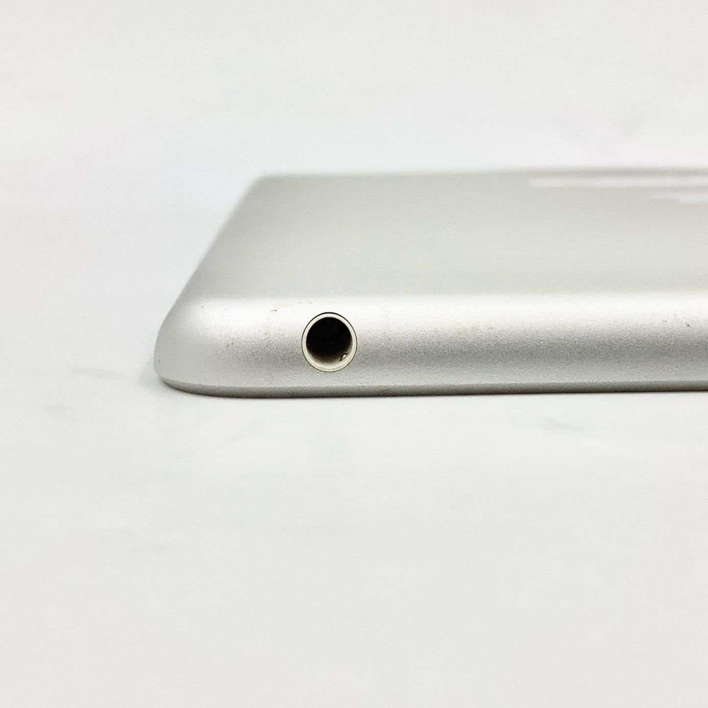 【最速発送】Apple iPad 第6世代 32GB シルバー Wi-Fi【難有】
