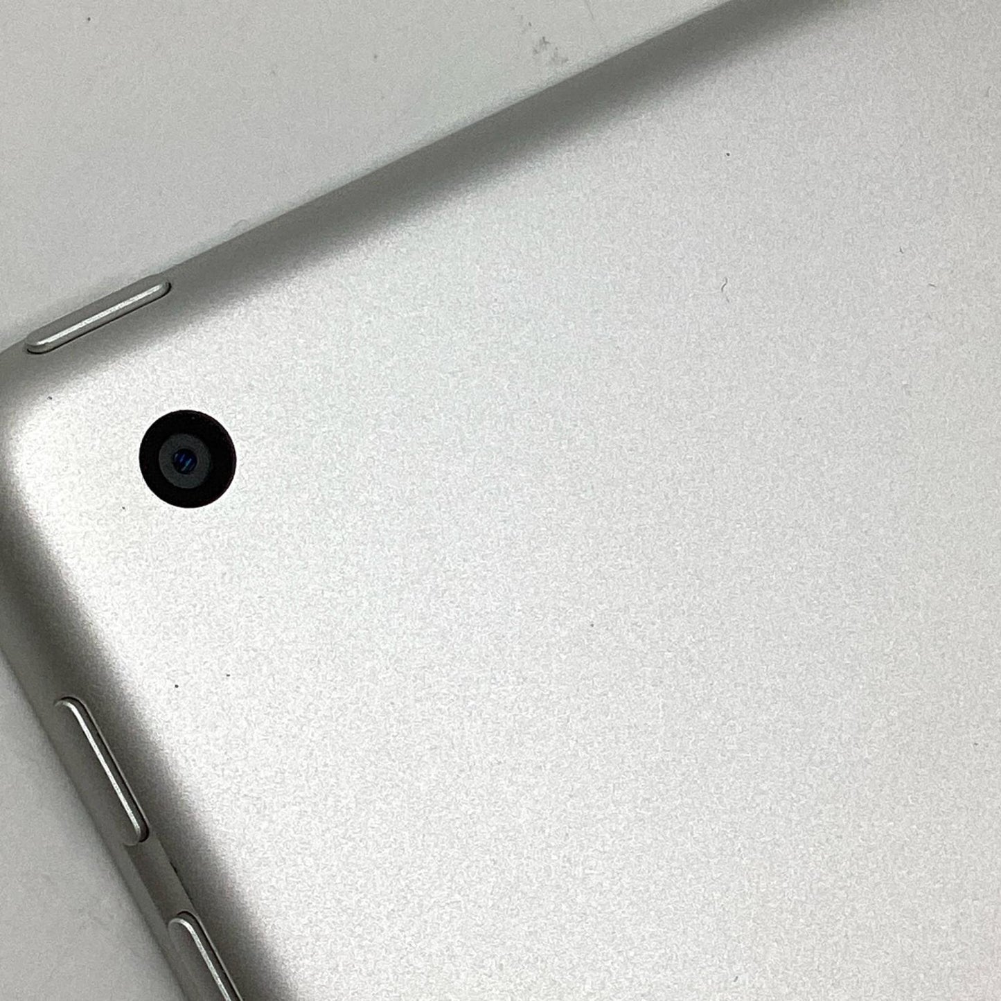 【全額返金保証】【最速発送】Apple iPad 第6世代 32GB シルバー Wi-Fi 美品 動作確認済