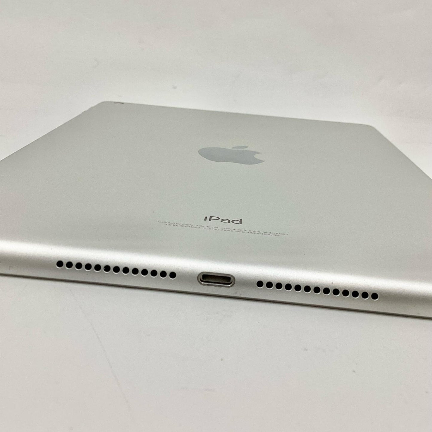 【全額返金保証】【最速発送】Apple iPad 第6世代 32GB シルバー Wi-Fi 美品 動作確認済