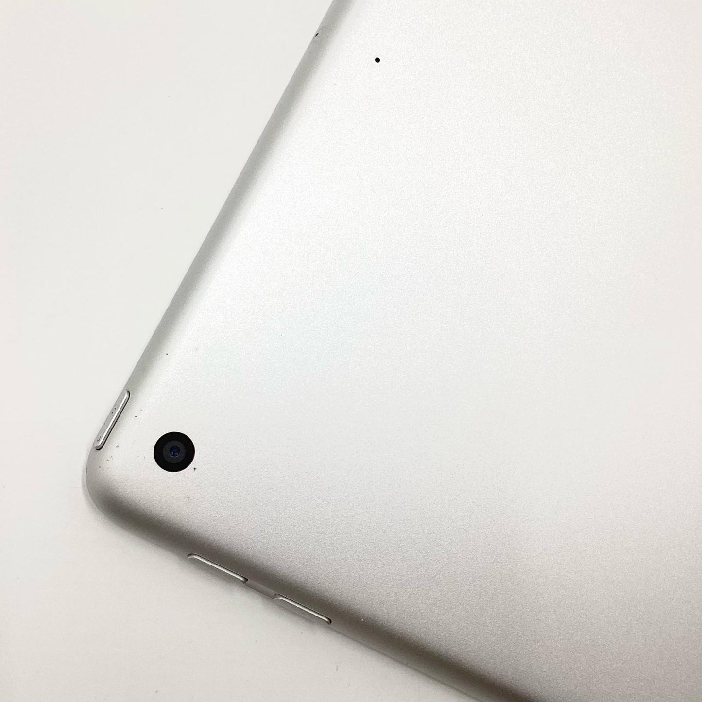 【全額返金保証】【最速発送】Apple iPad 第6世代 32GB シルバー Wi-Fi 動作確認済