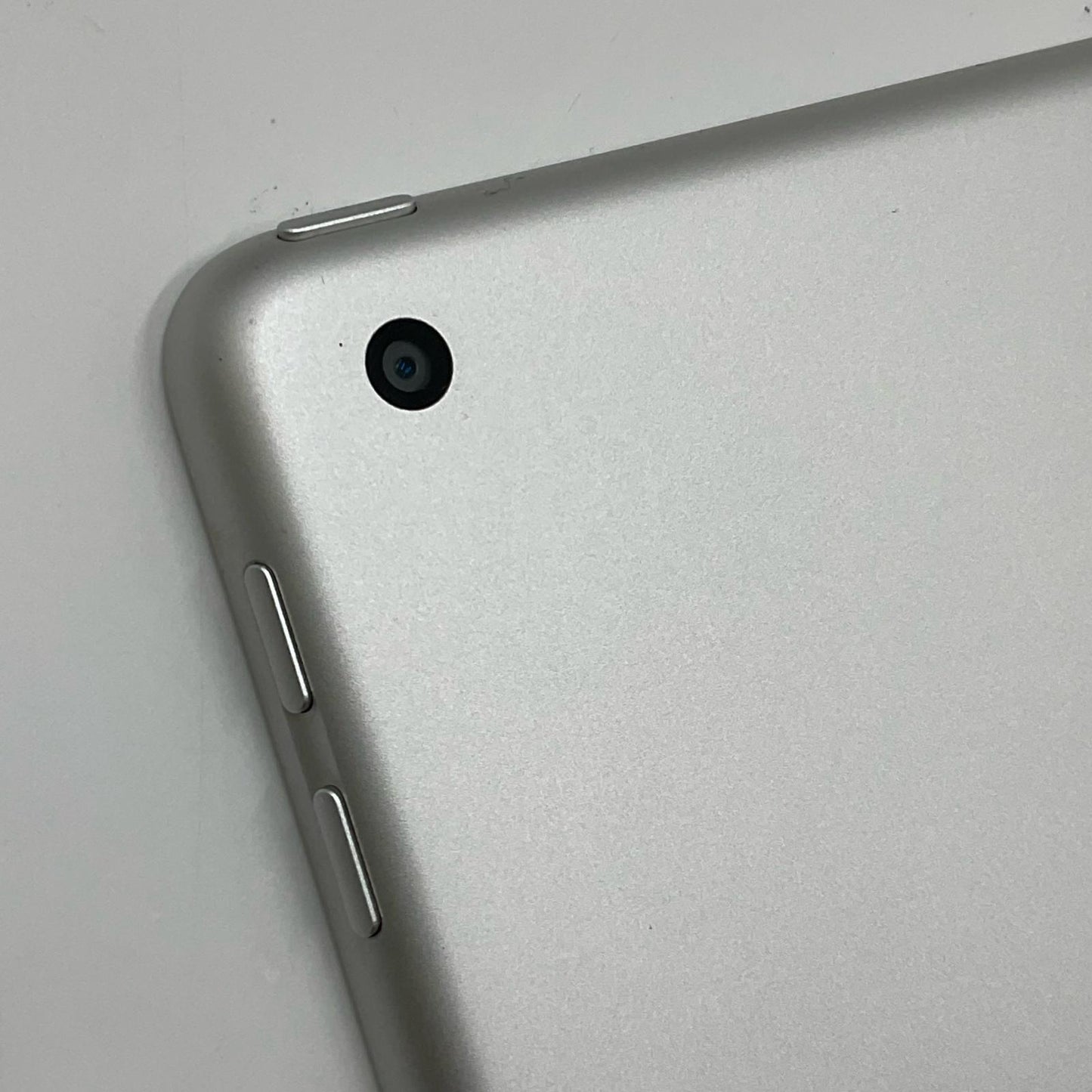 【全額返金保証】【最速発送】Apple iPad 第6世代 32GB シルバー Wi-Fi 美品 動作確認済