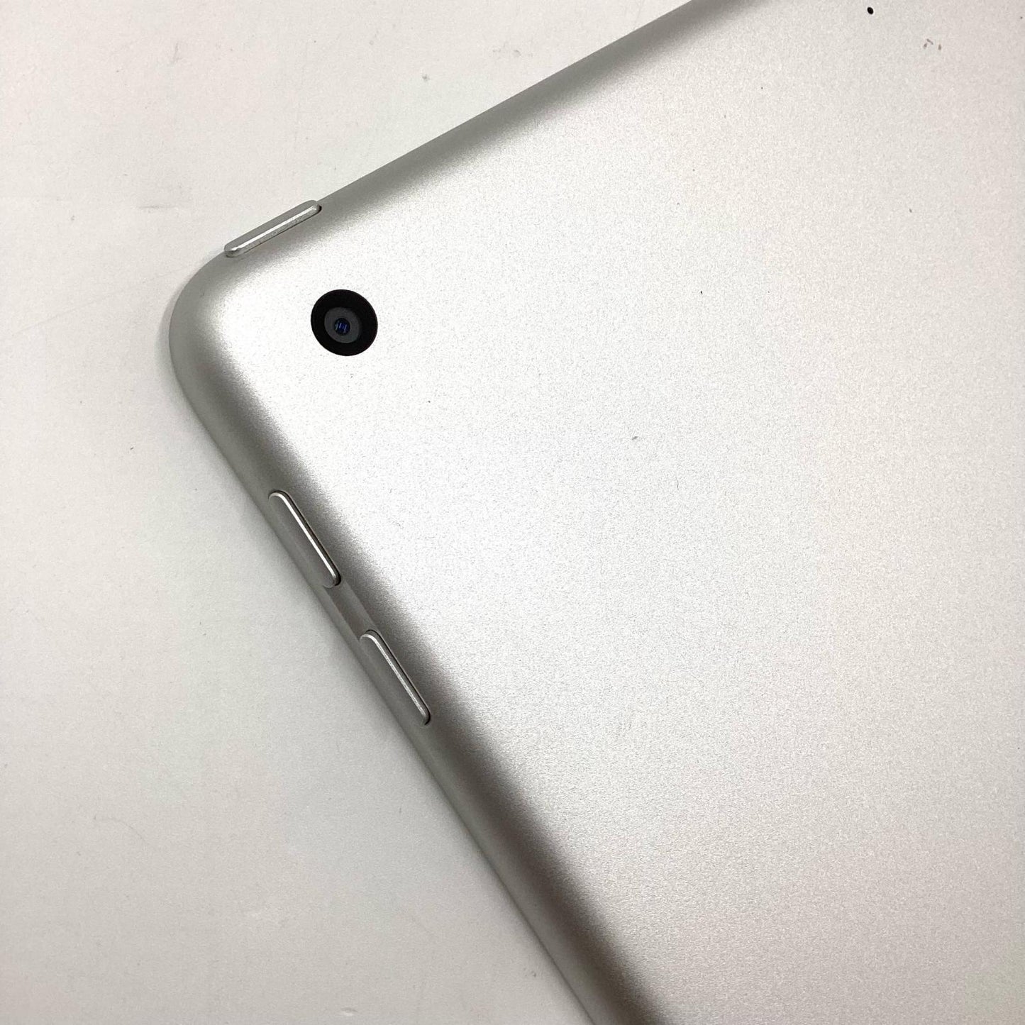 【全額返金保証】【最速発送】Apple iPad 第6世代 32GB シルバー Wi-Fi 動作確認済
