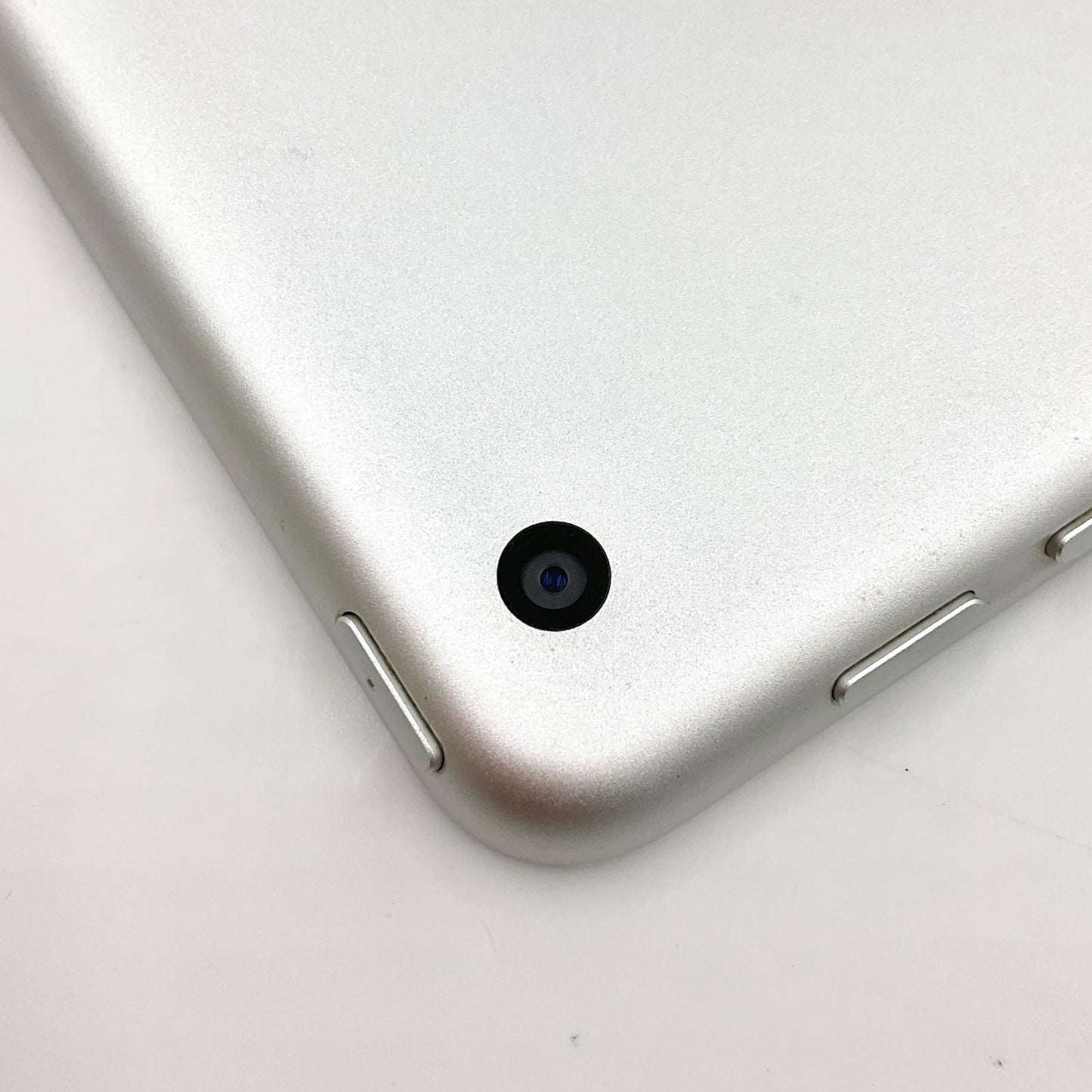 【全額返金保証】【最速発送】Apple iPad 第6世代 32GB シルバー Wi-Fi 動作確認済