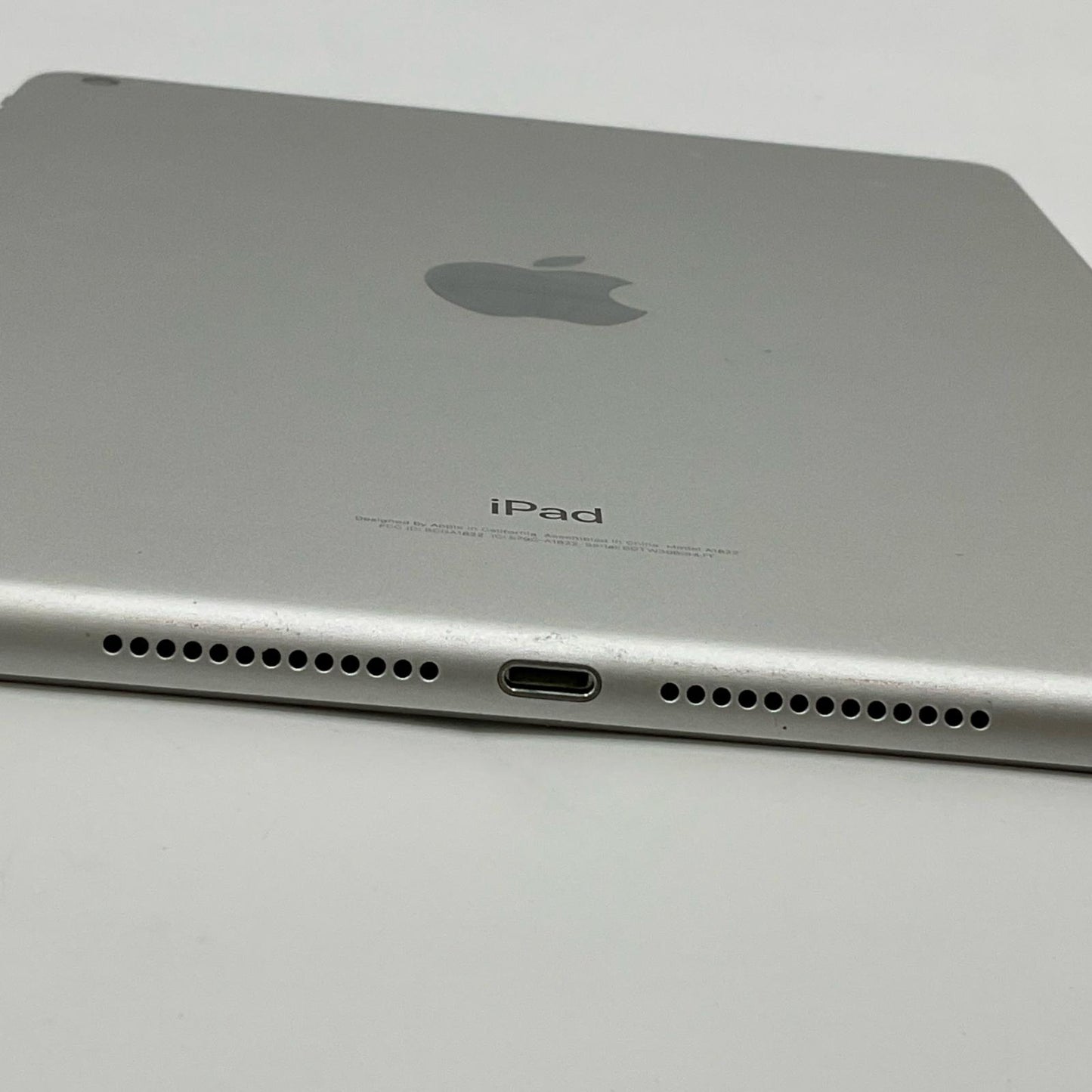 【全額返金保証】【最速発送】Apple iPad 第5世代 128GB シルバー Wi-Fi 動作確認済