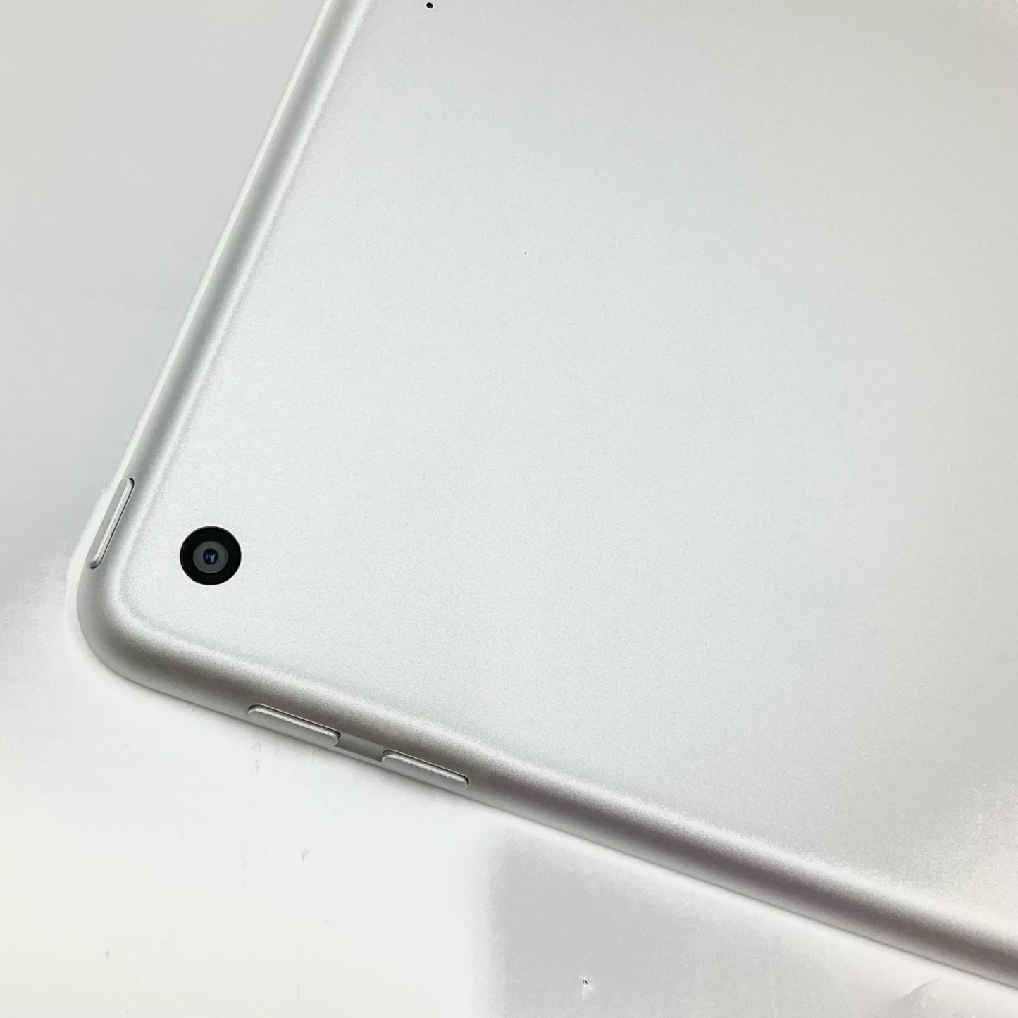 【全額返金保証】【最速発送】Apple iPad 第5世代 128GB シルバー Wi-Fi 動作確認済