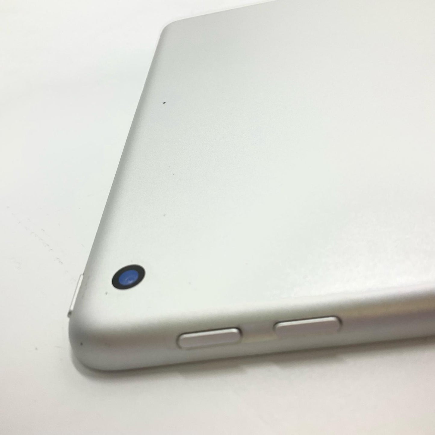 【全額返金保証】【最速発送】Apple iPad 第5世代 128GB シルバー Wi-Fi 動作確認済