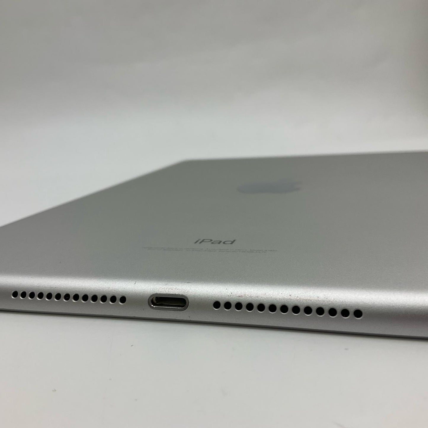 【全額返金保証】【最速発送】Apple iPad 第5世代 128GB シルバー Wi-Fi 動作確認済