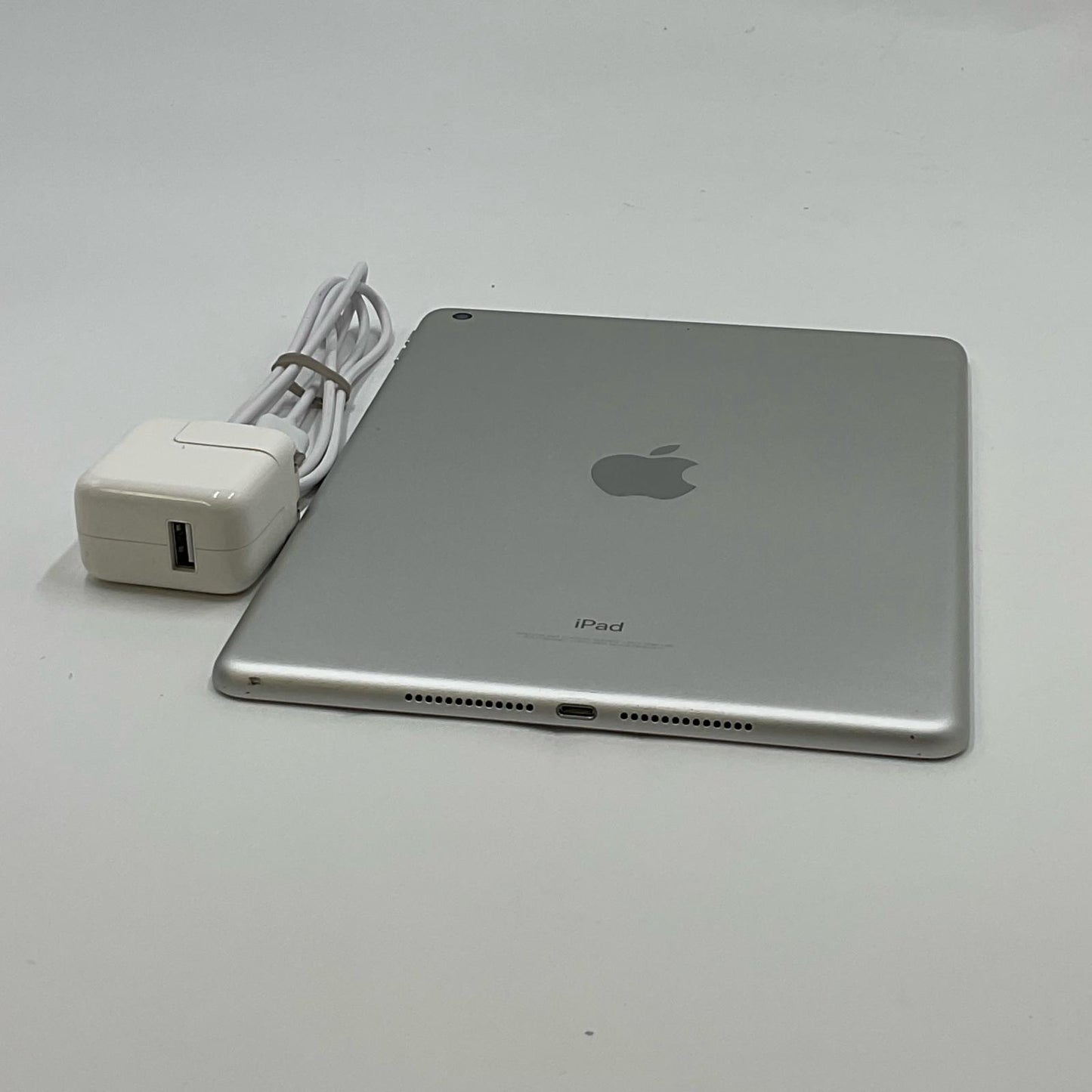 【全額返金保証】【最速発送】Apple iPad 第5世代 128GB シルバー Wi-Fi 動作確認済