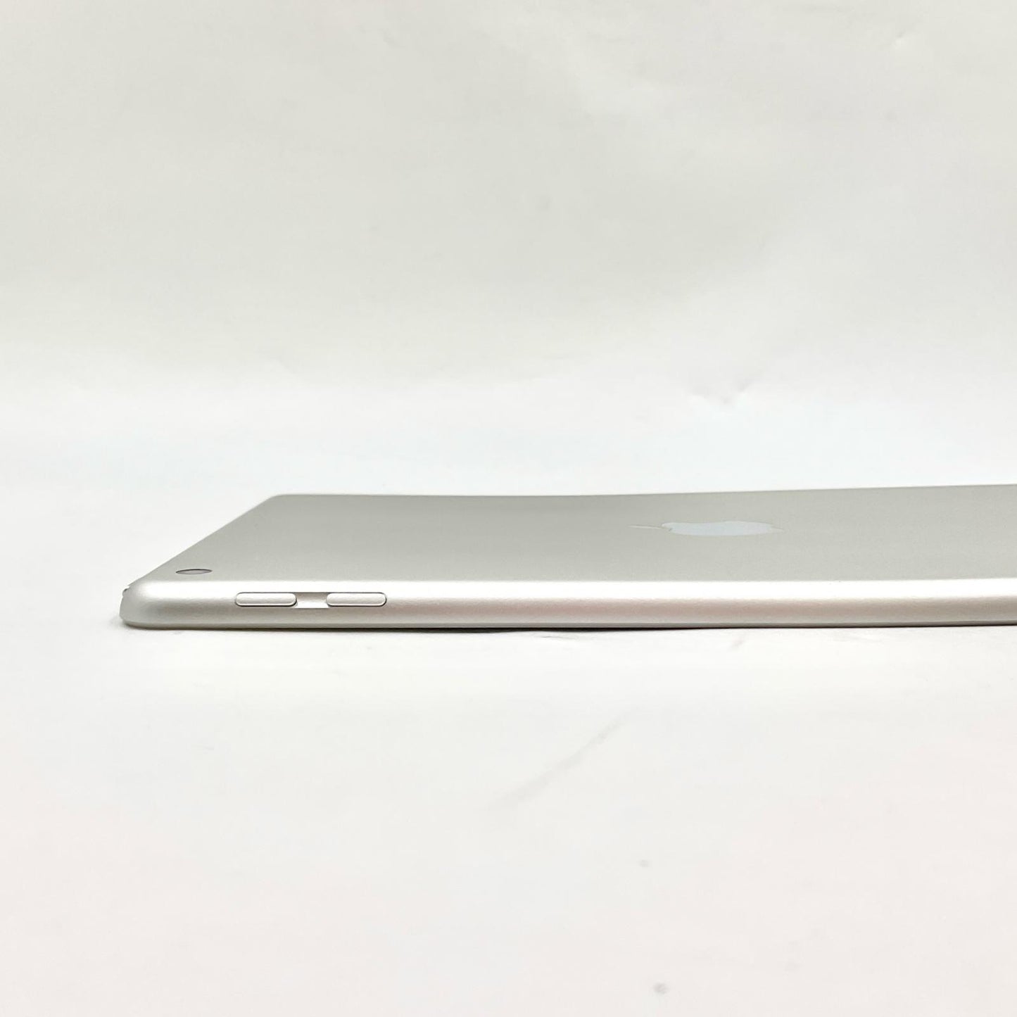 【全額返金保証】【最速発送】Apple iPad 第6世代 32GB シルバー Wi-Fi 動作確認済