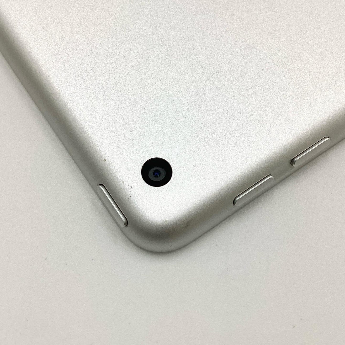 【全額返金保証】【最速発送】Apple iPad 第6世代 32GB シルバー Wi-Fi 動作確認済