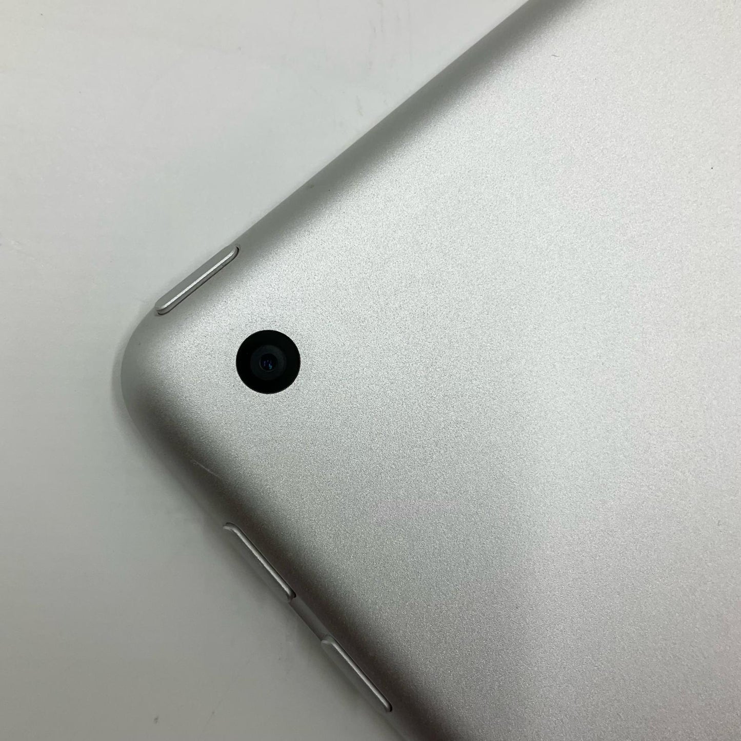 【全額返金保証】【最速発送】Apple iPad 第5世代 128GB シルバー Wi-Fi 動作確認済