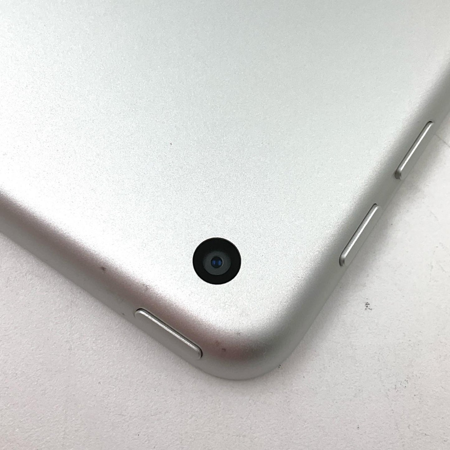 【全額返金保証】【最速発送】Apple iPad 第5世代 128GB シルバー Wi-Fi 動作確認済