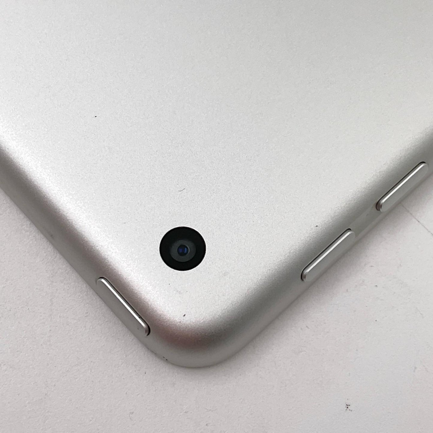 【最速発送】Apple iPad 第5世代 128GB シルバー Wi-Fi【難有】