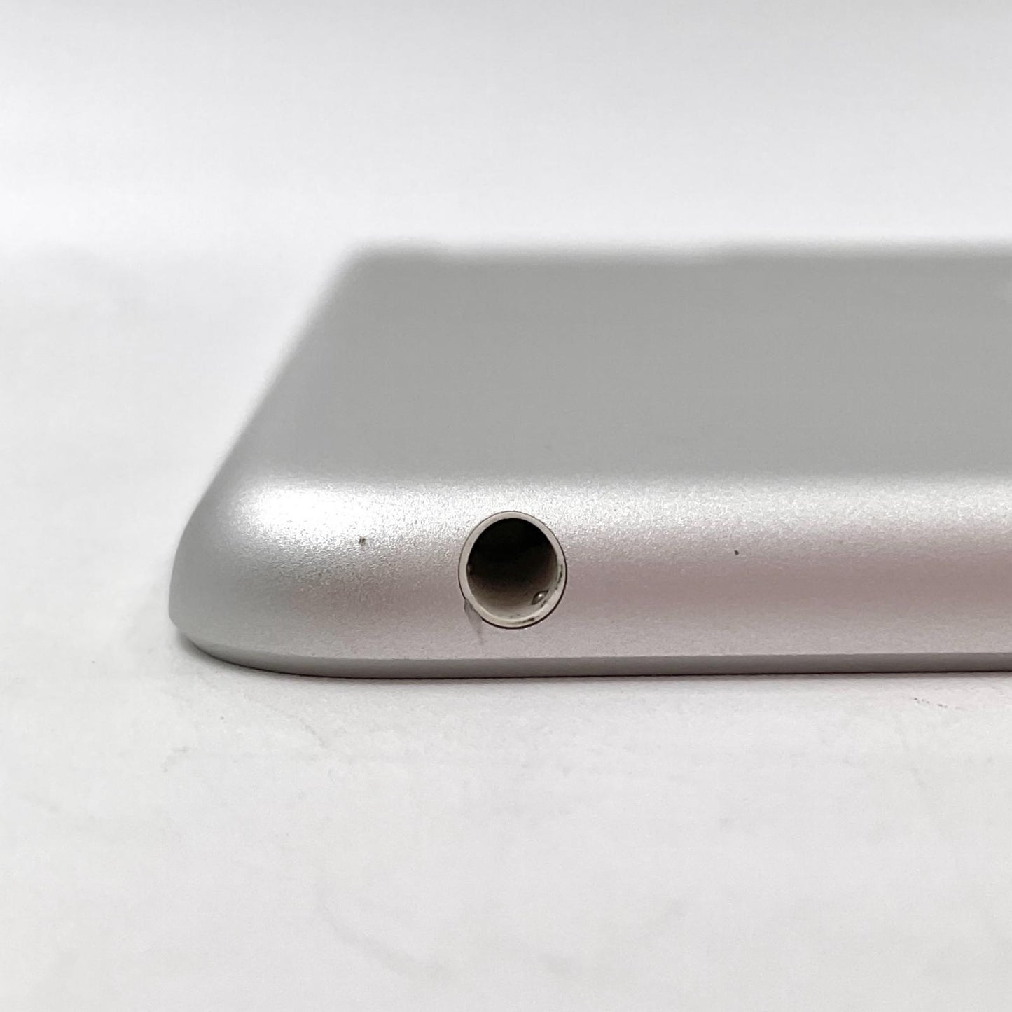 【最速発送】Apple iPad 第5世代 128GB シルバー Wi-Fi【難有】