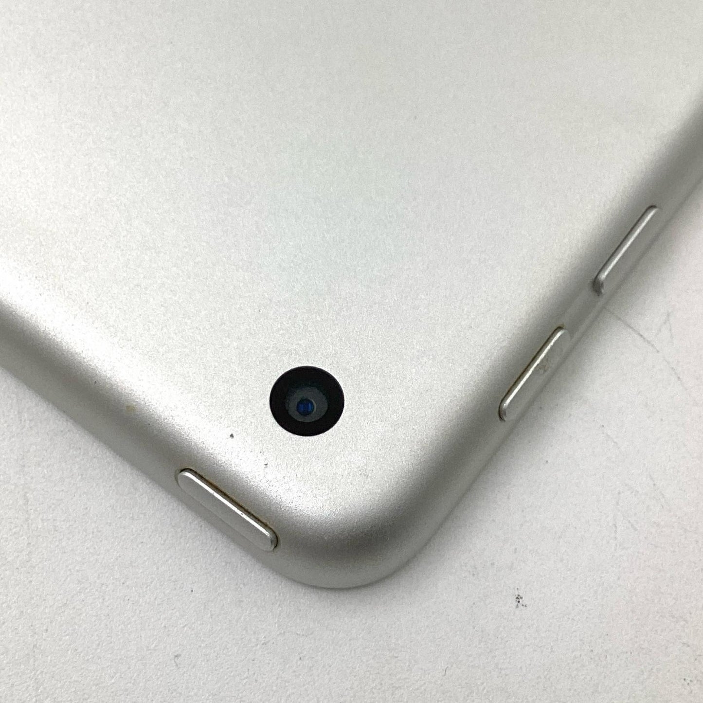 【全額返金保証】【最速発送】Apple iPad 第5世代 128GB シルバー Wi-Fi 動作確認済