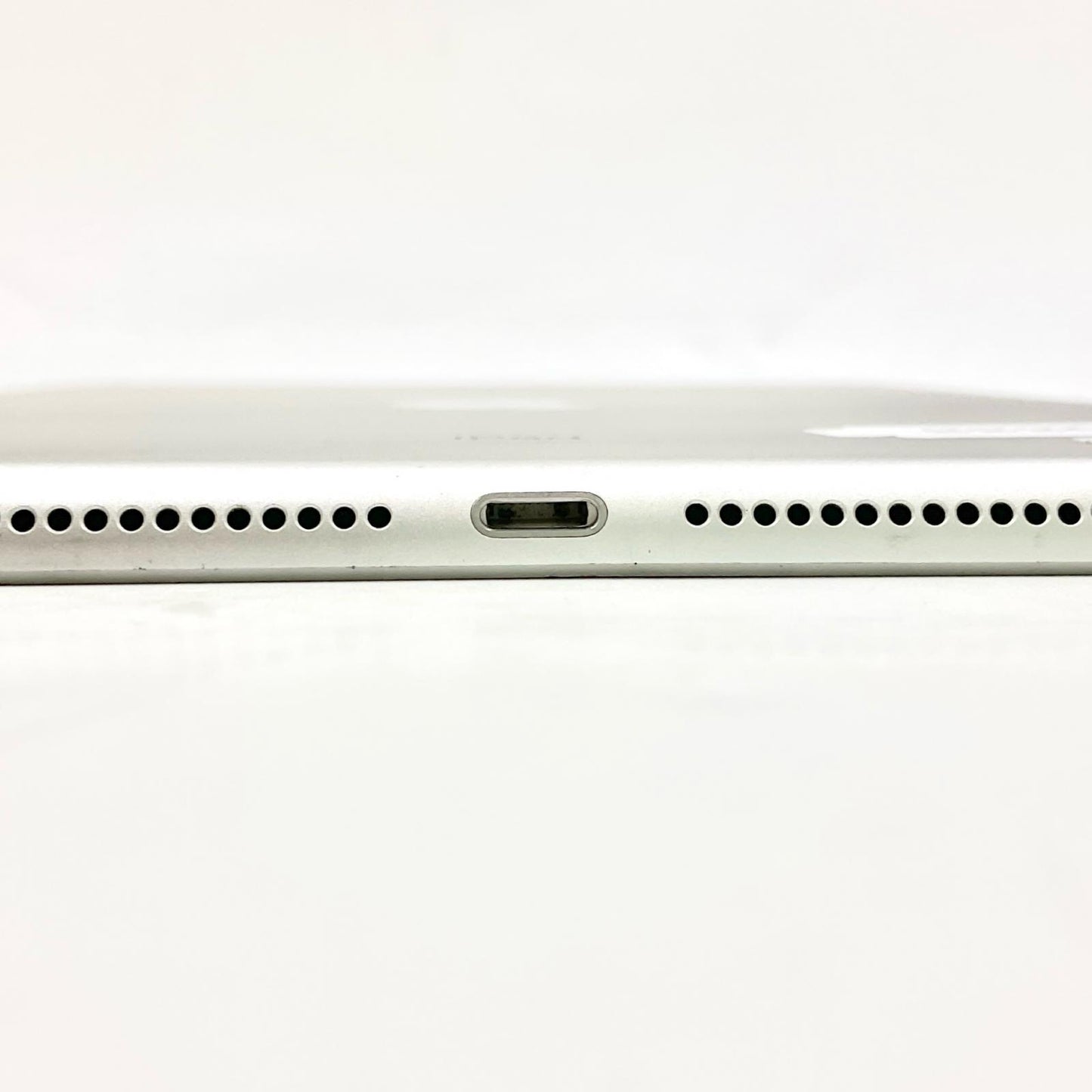 【最速発送】Apple iPad 第5世代 128GB シルバー Wi-Fi【難有】