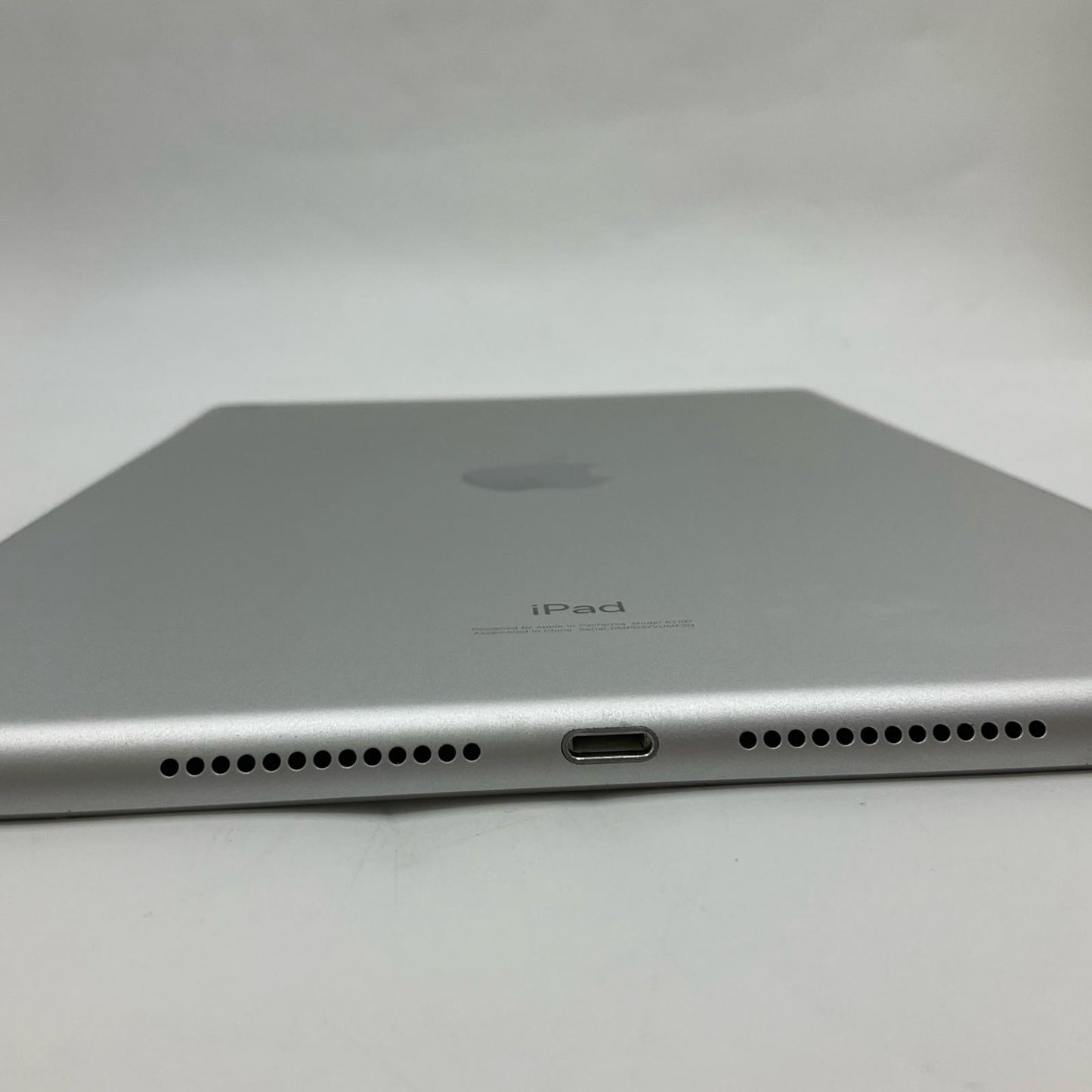 【全額返金保証】【最速発送】Apple iPad 第7世代 32GB シルバー Wi-Fi 美品 動作確認済