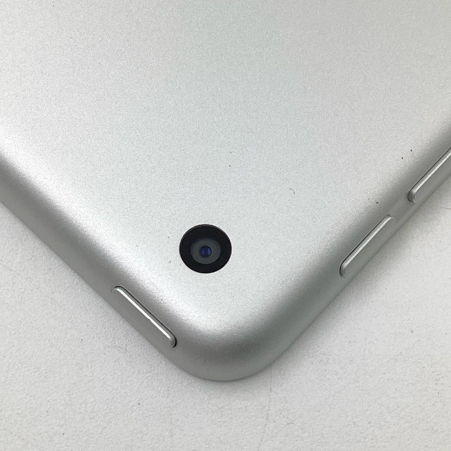【全額返金保証】【最速発送】Apple iPad 第7世代 32GB シルバー Wi-Fi 美品 動作確認済