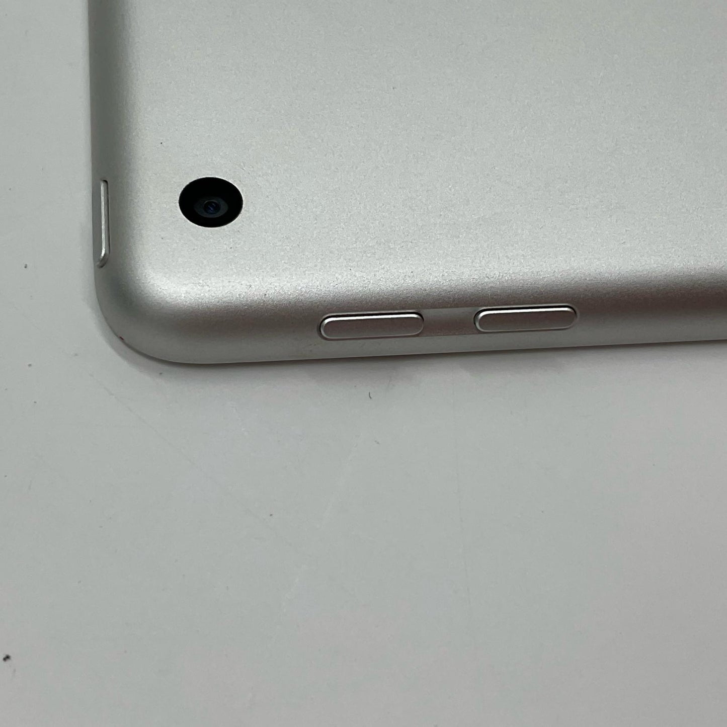 【全額返金保証】【最速発送】Apple iPad 第6世代 32GB シルバー Wi-Fi 動作確認済