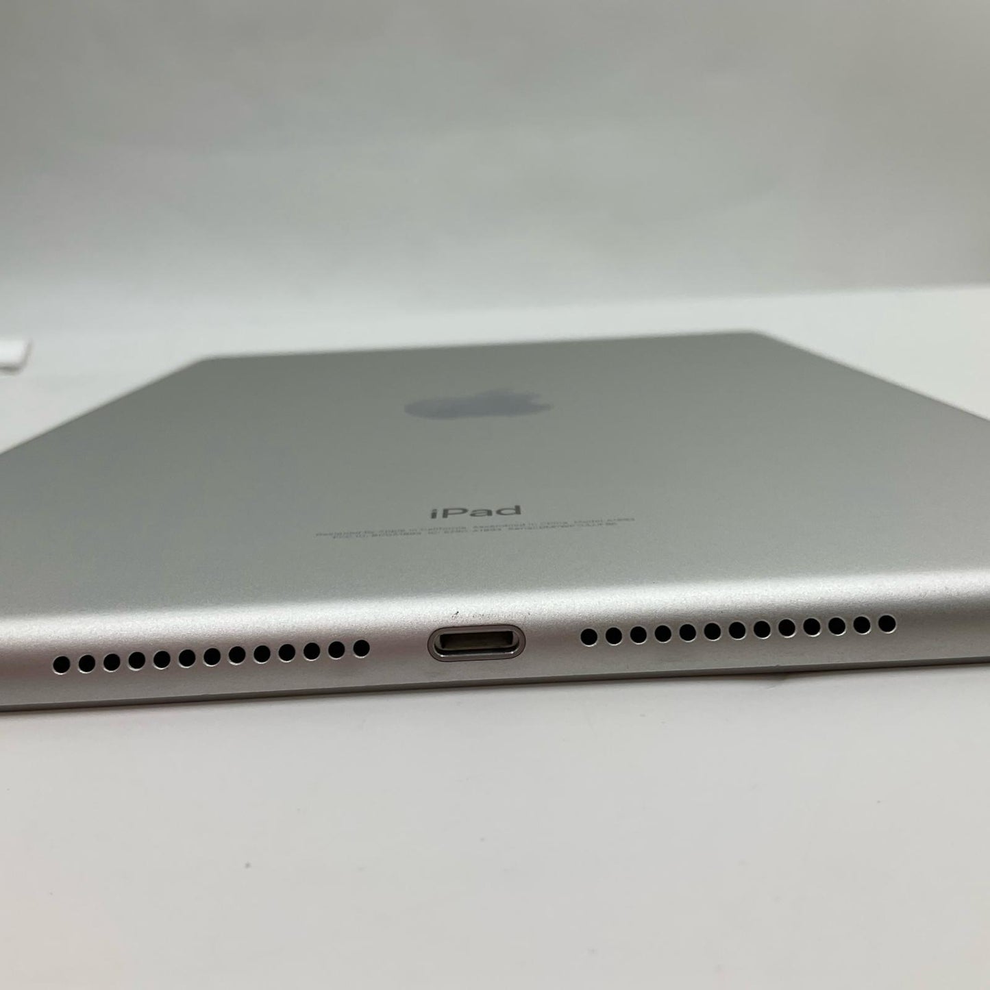 【全額返金保証】【最速発送】Apple iPad 第6世代 32GB シルバー Wi-Fi 動作確認済