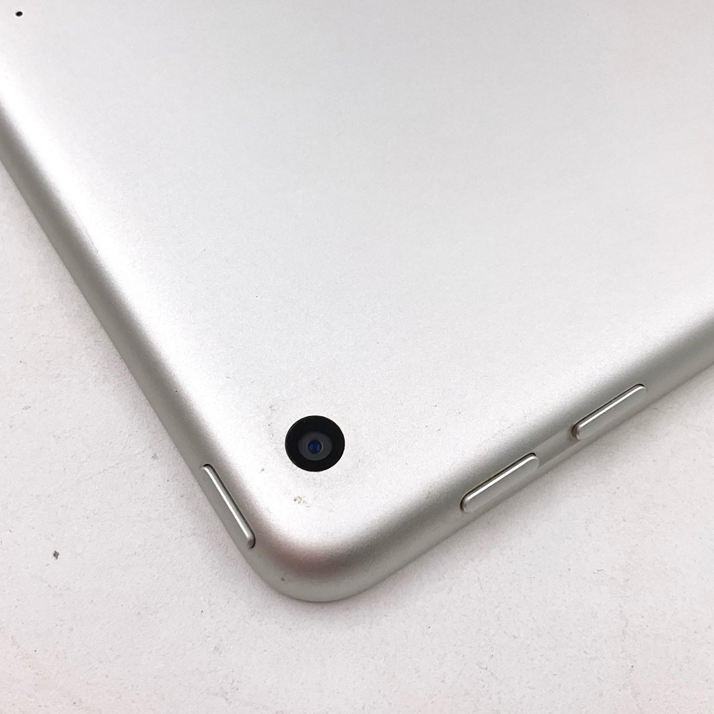 【全額返金保証】【最速発送】Apple iPad 第6世代 32GB シルバー Wi-Fi 美品 動作確認済