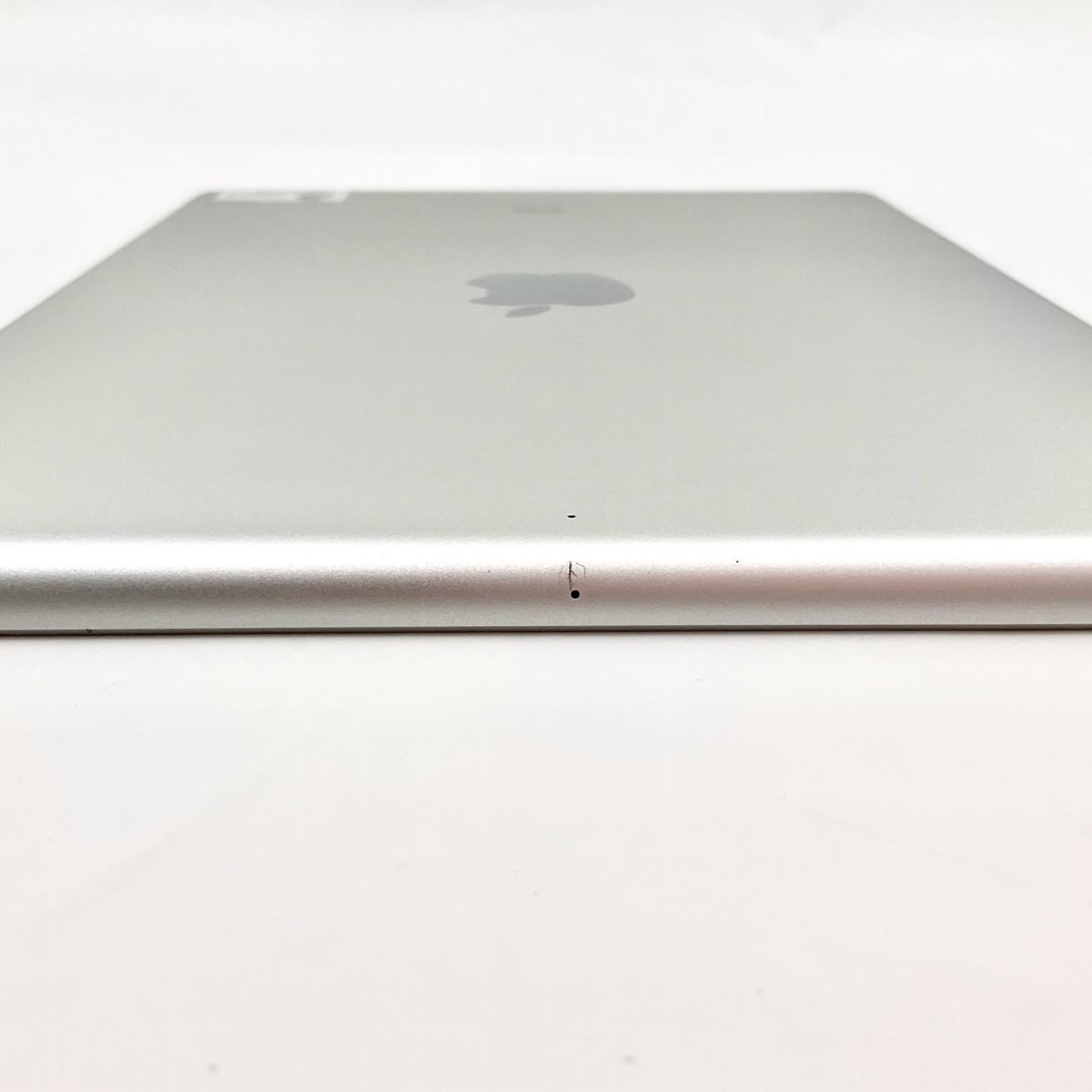 【全額返金保証】【最速発送】Apple iPad 第5世代 128GB シルバー Wi-Fi 動作確認済
