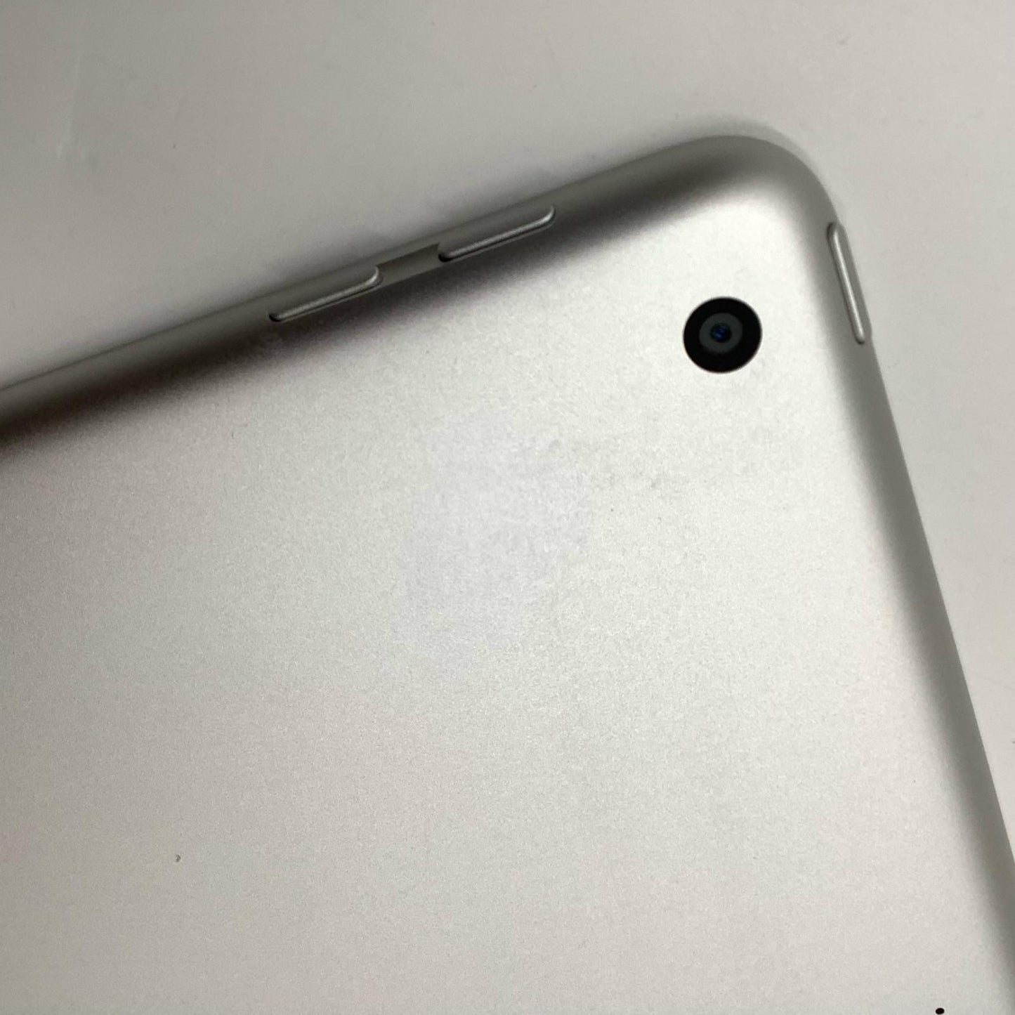 【全額返金保証】【最速発送】Apple iPad 第6世代 32GB シルバー Wi-Fi 美品 動作確認済