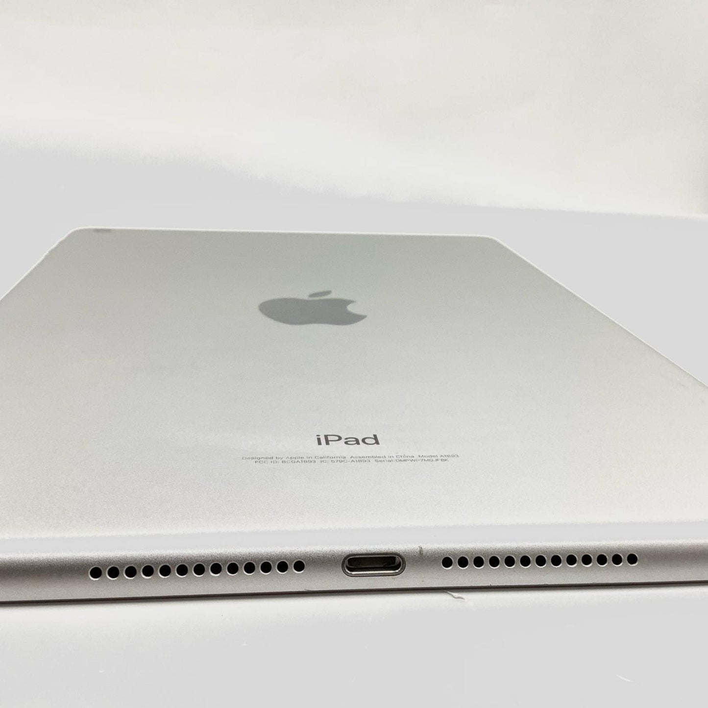 【全額返金保証】【最速発送】Apple iPad 第6世代 32GB シルバー Wi-Fi 動作確認済