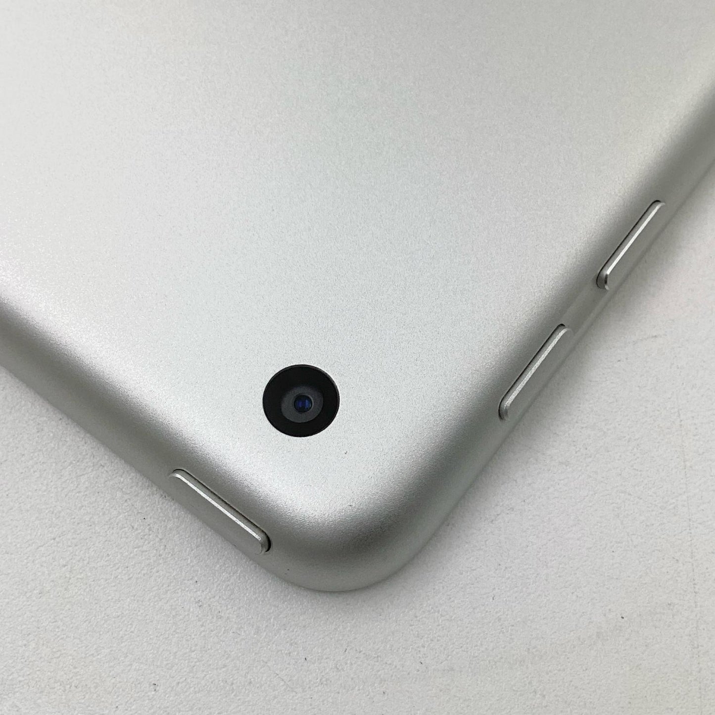 【全額返金保証】【最速発送】Apple iPad 第6世代 32GB シルバー Wi-Fi 動作確認済