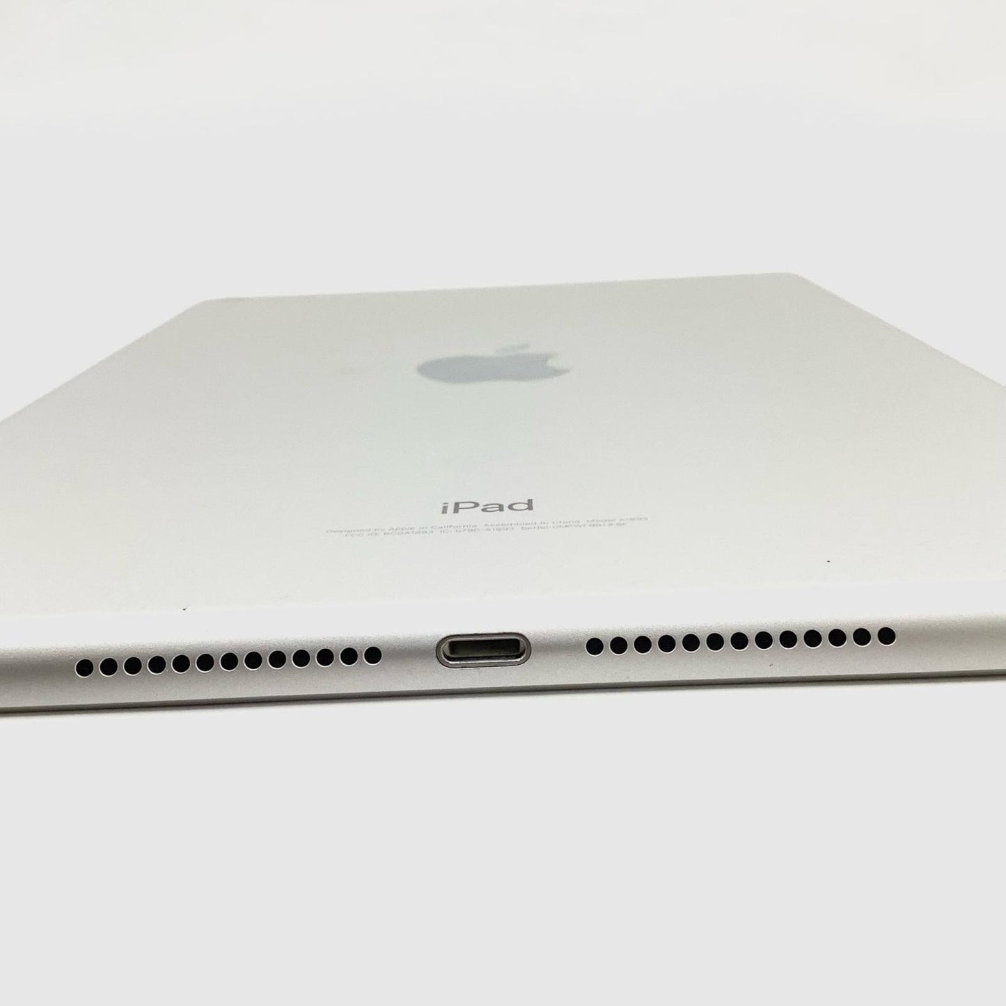【最速発送】Apple iPad 第6世代 32GB シルバー Wi-Fi【難有】