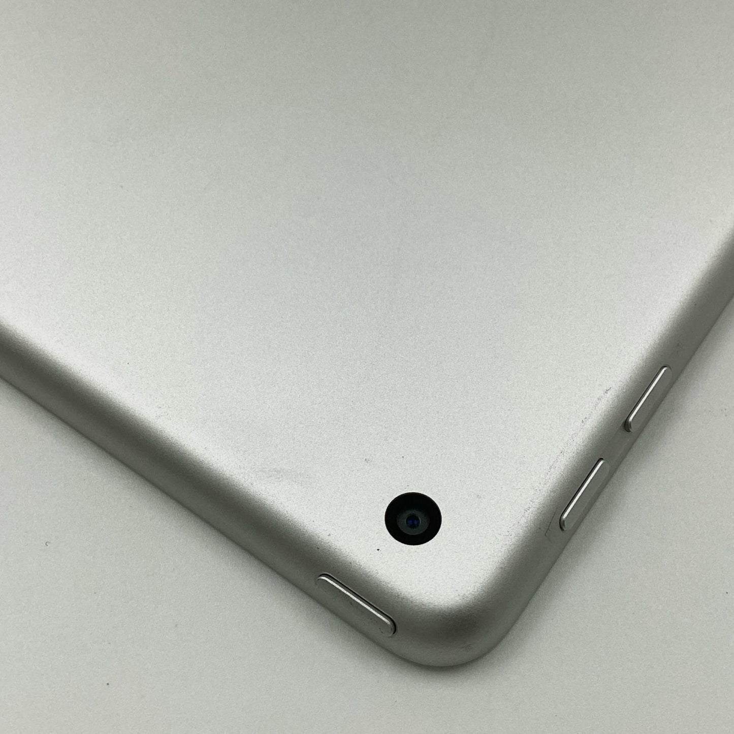 【全額返金保証】【最速発送】Apple iPad 第6世代 32GB シルバー Wi-Fi 動作確認済