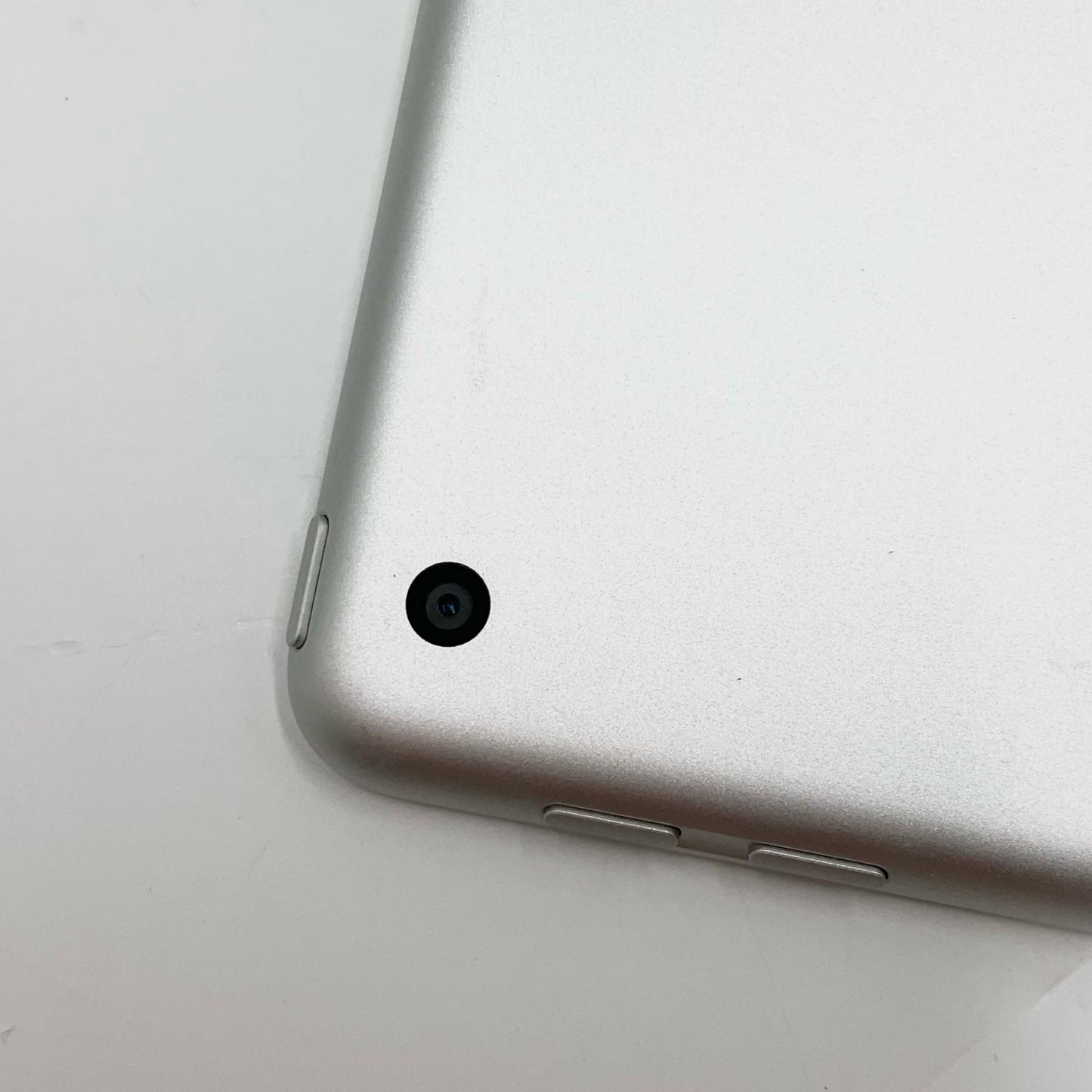 【全額返金保証】【最速発送】Apple iPad 第6世代 32GB シルバー Wi-Fi 動作確認済