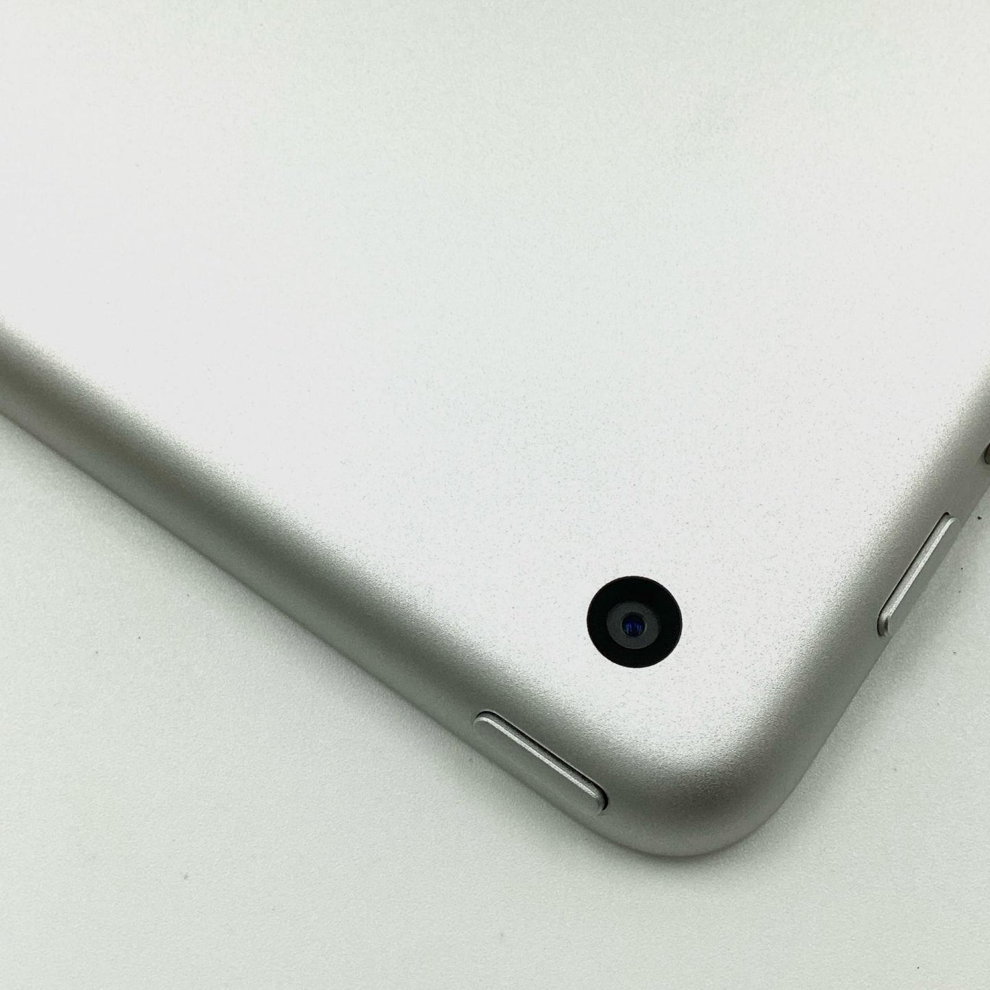 【全額返金保証】【最速発送】Apple iPad 第6世代 32GB シルバー Wi-Fi 動作確認済