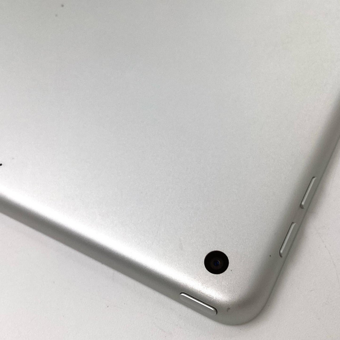 【全額返金保証】【最速発送】Apple iPad 第5世代 128GB シルバー Wi-Fi 動作確認済