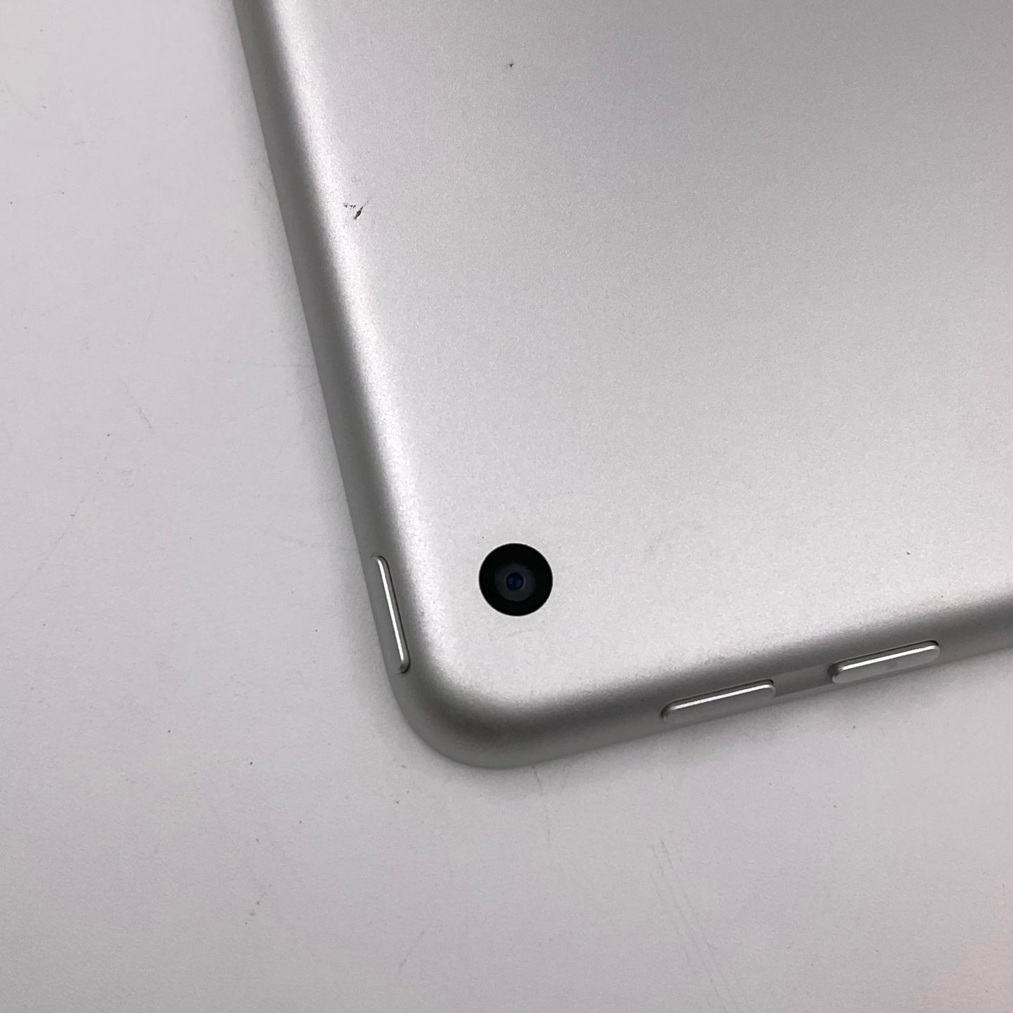 【全額返金保証】【最速発送】Apple iPad 第5世代 128GB シルバー Wi-Fi 動作確認済
