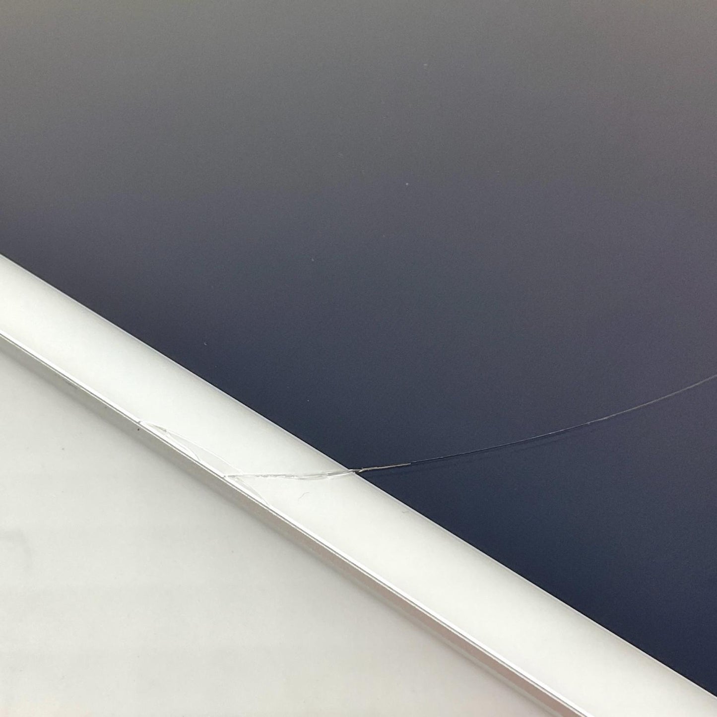 【最速発送】Apple iPad 第5世代 128GB シルバー Wi-Fi【難有】