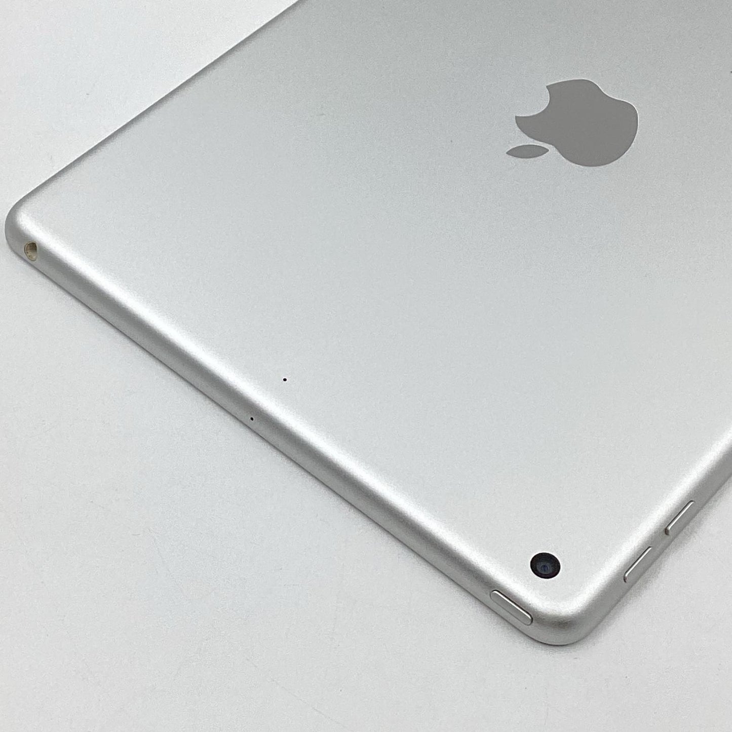 【全額返金保証】【最速発送】Apple iPad 第5世代 128GB シルバー Wi-Fi 美品 動作確認済