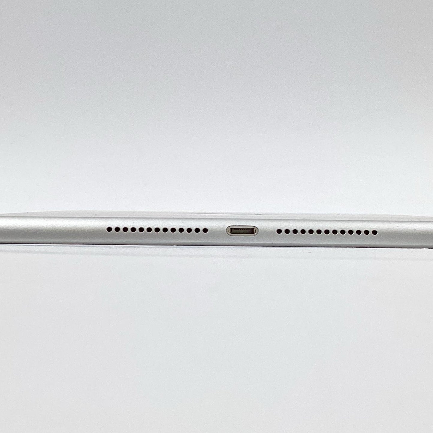 【全額返金保証】【最速発送】Apple iPad 第5世代 128GB シルバー Wi-Fi 美品 動作確認済
