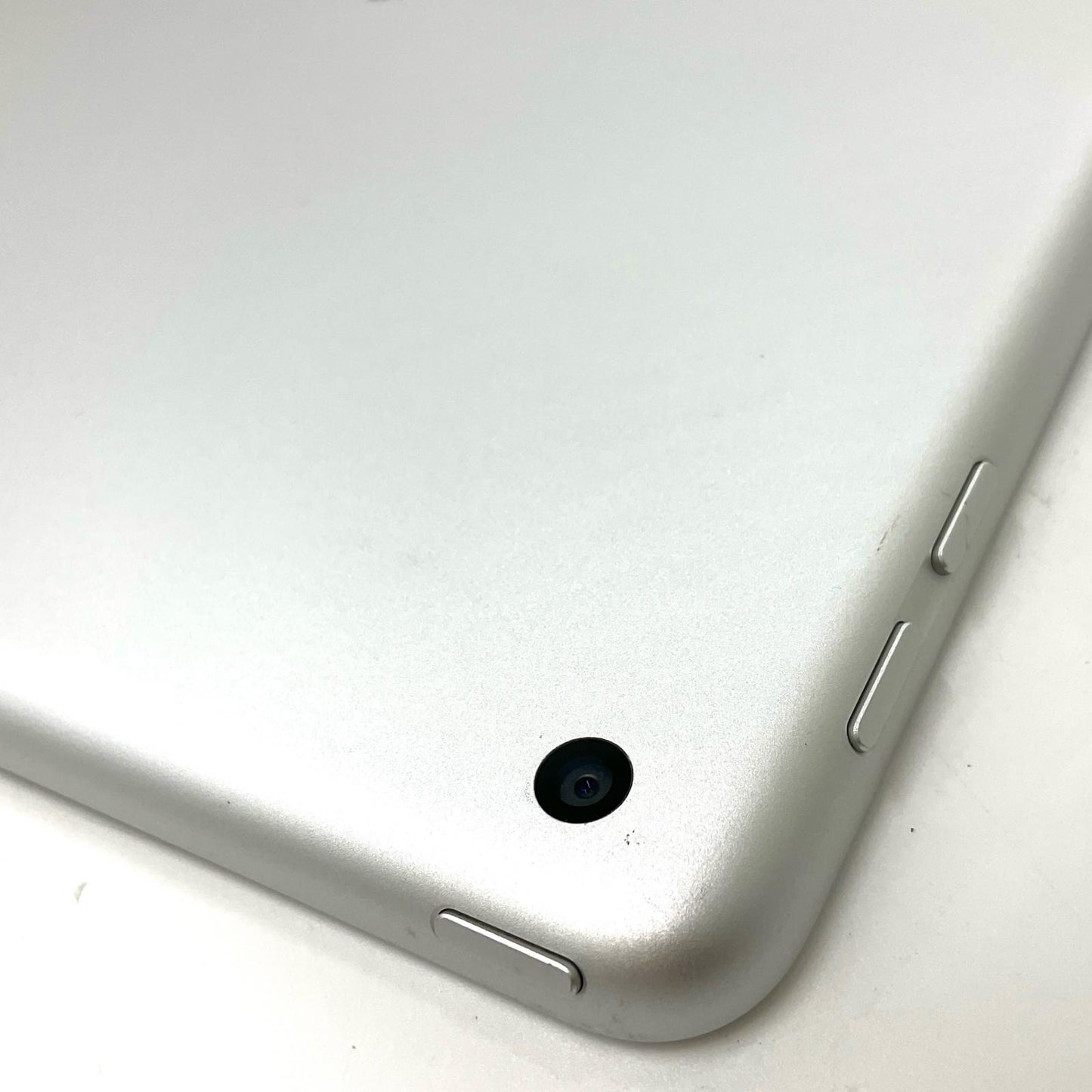 【全額返金保証】【最速発送】Apple iPad 第5世代 128GB シルバー Wi-Fi 美品 動作確認済